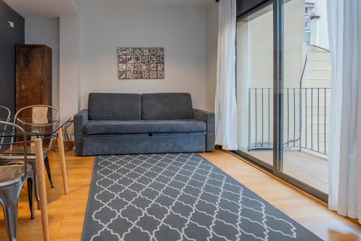 2 Bedroom With Balcony In Eixample 1-1 * Barcelone