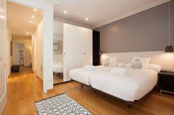 Rent Diagonal-aribau 3*