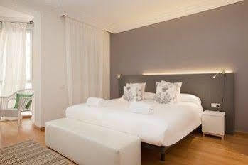 Rent Diagonal-aribau 3*