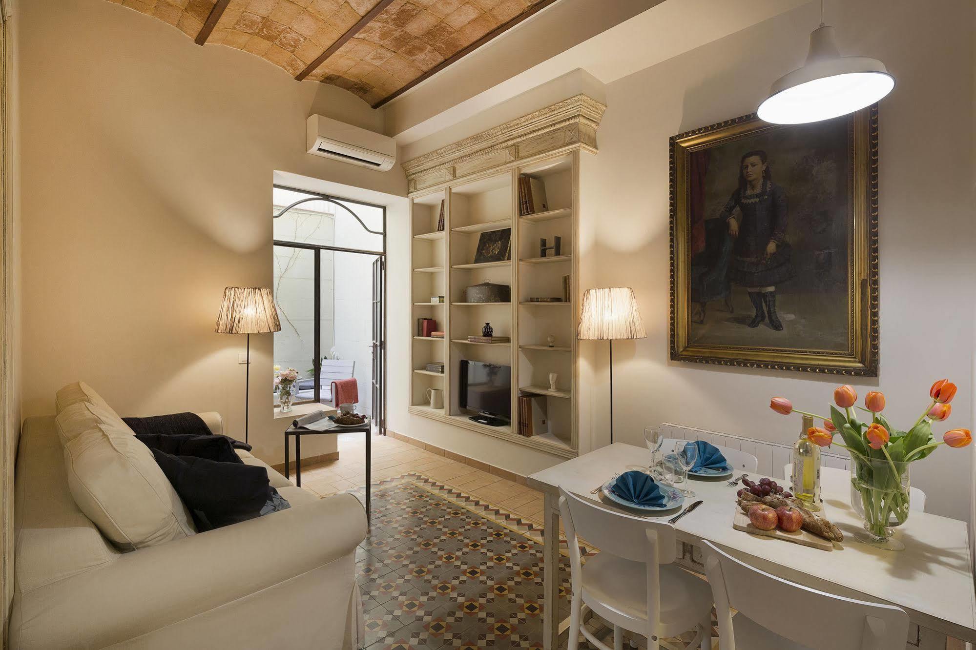 Nextdoor Gaudi Apartment Barcelona