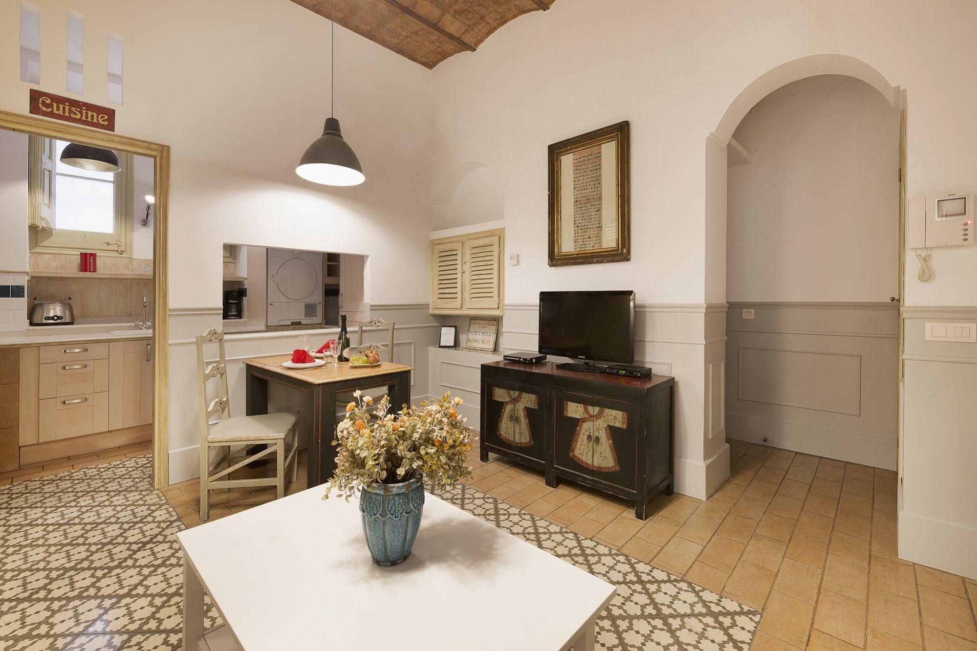 Nextdoor Gaudi Apartment Barcelona