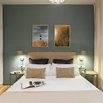 Modern Stylish 3 Bedroom Arco De Triunfo