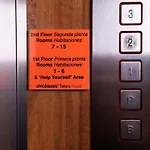 Chic & Basic Tallers Hostal