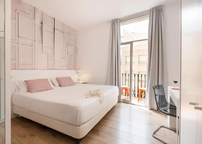 Chic & Basic Tallers Hostal