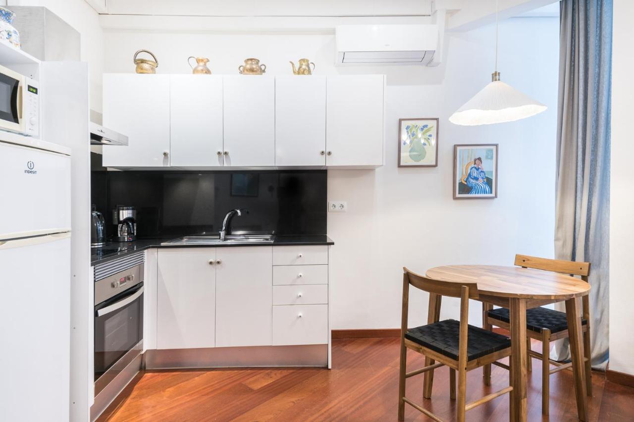 Modernist In The Location Apartment