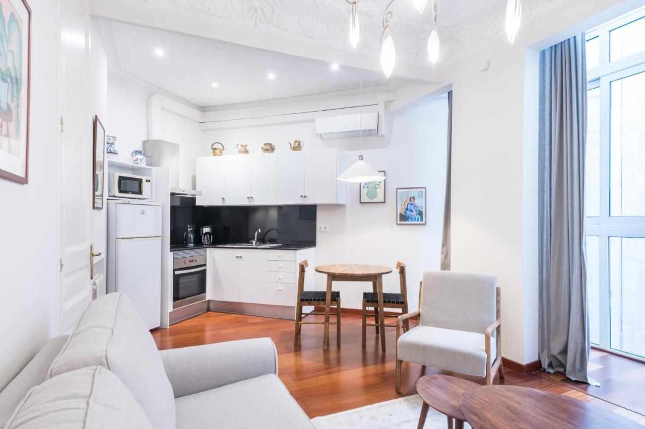 Modernist In The Location Apartment *
