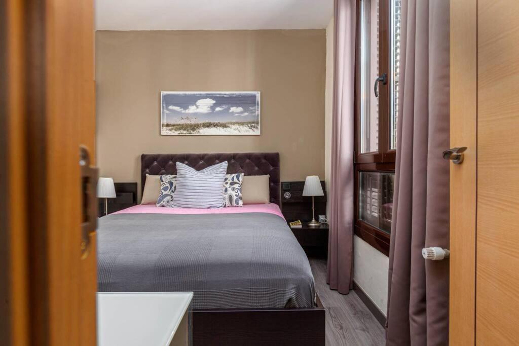 One Bedroom In City Center Apartment *