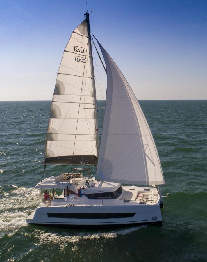 Botel Private Exclusive Catamaran 'hang Loose'