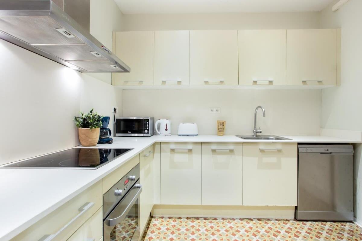 Apartment 4 Bedroom With A Balcony In Ramblas 2 2 *