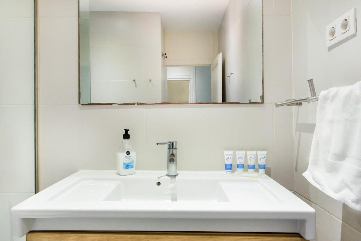 4 Bedroom With A Balcony In Ramblas 2 2 Apartment