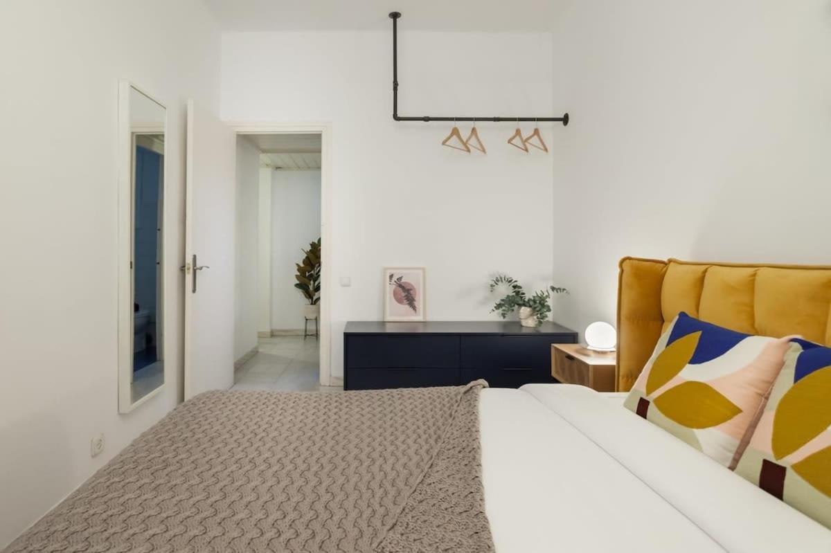 Sagrada Familia- Fantastic Bold Catalan 3 Bedroom Balcony Appartement *