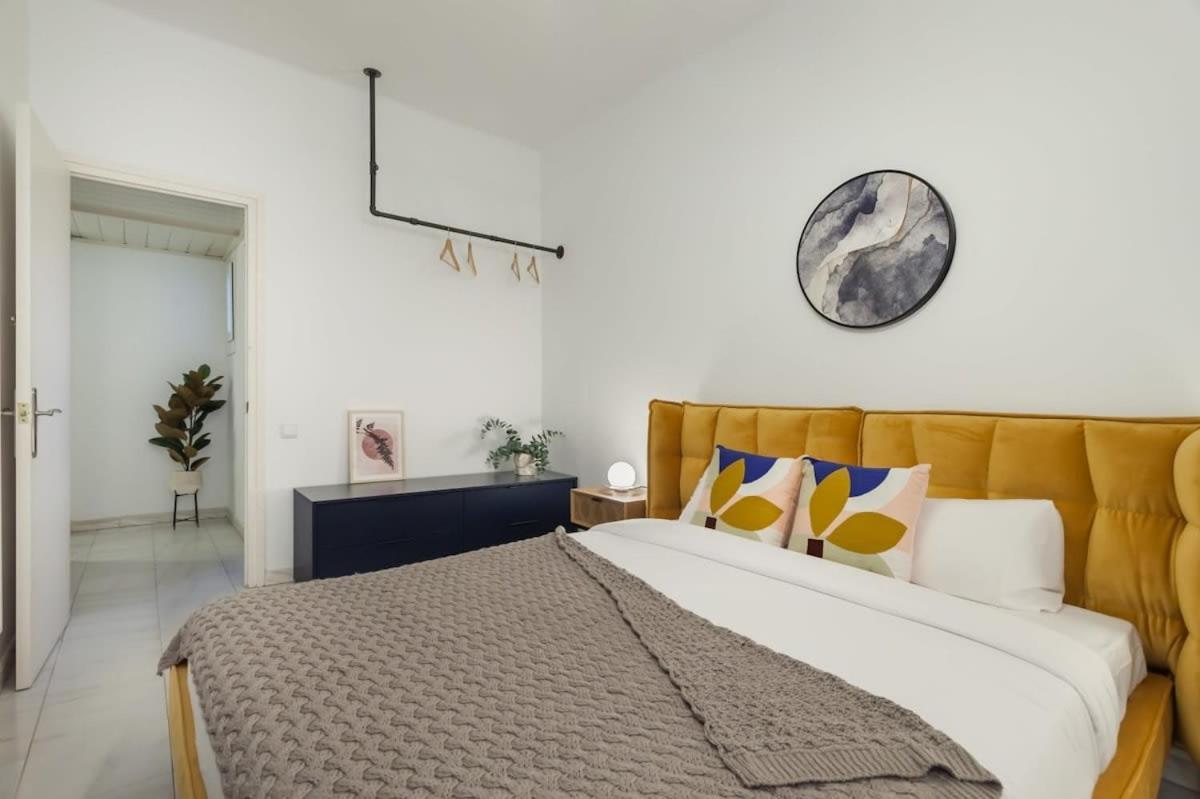 Sagrada Familia- Fantastic Bold Catalan 3 Bedroom Balcony Appartement *
