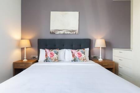 Wonderful 2-bd With Balcony Plaza Cataluna