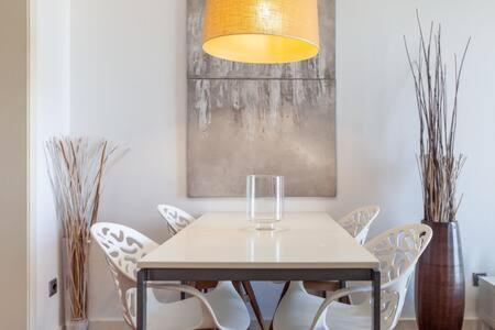 Wonderful 2-bd With Balcony Plaza Cataluna