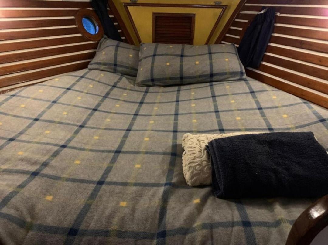 Vintage And Cozy Sailing Boat In Bateau-hôtel Barcelone