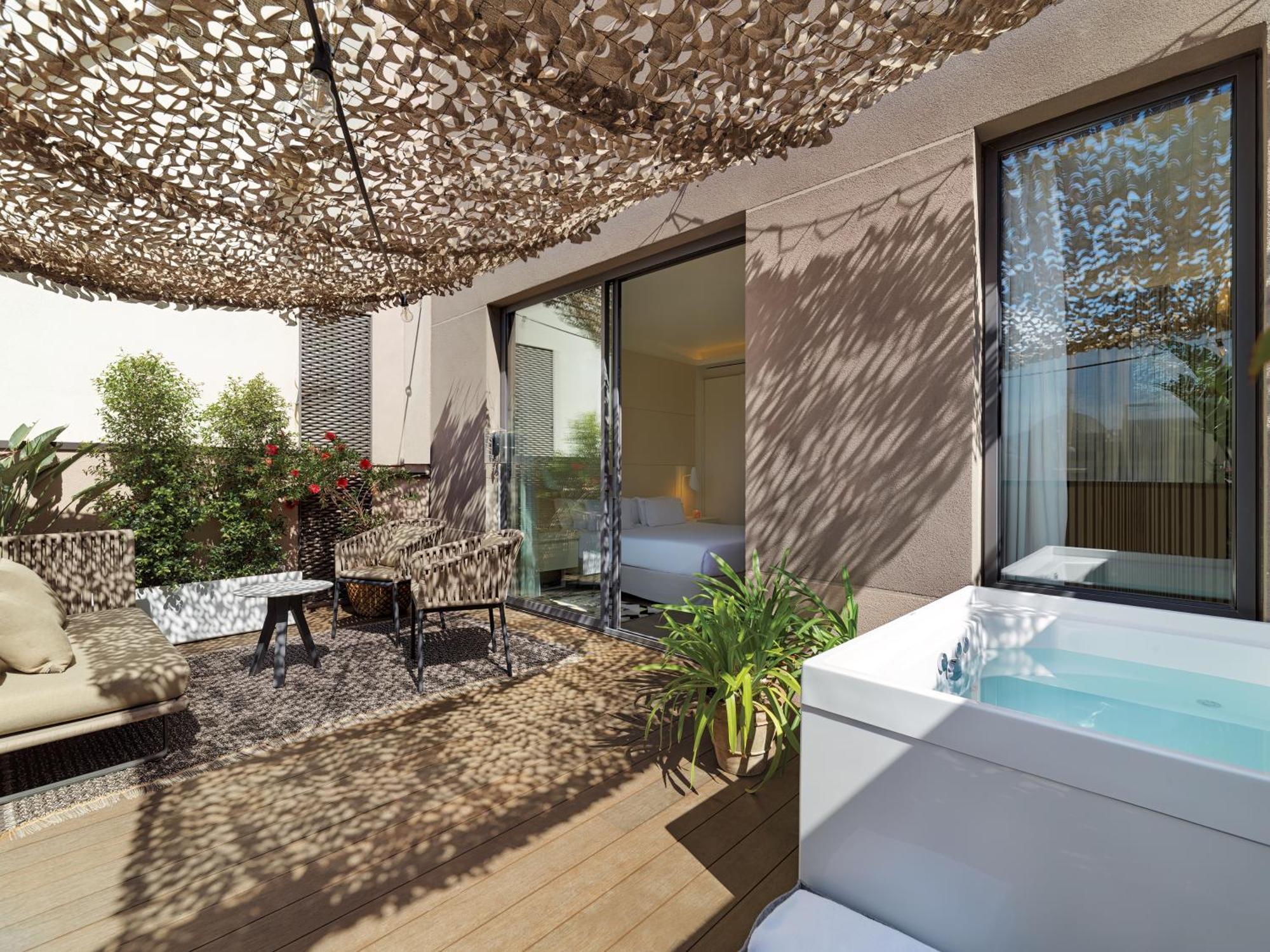 Hotel H10 Urquinaona Plaza (adults Only) 4*