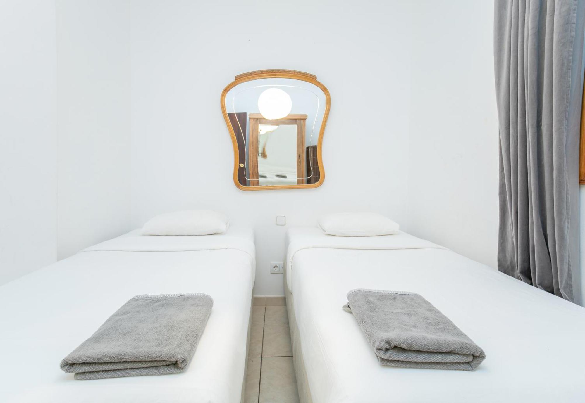 Canela Homes Gotic