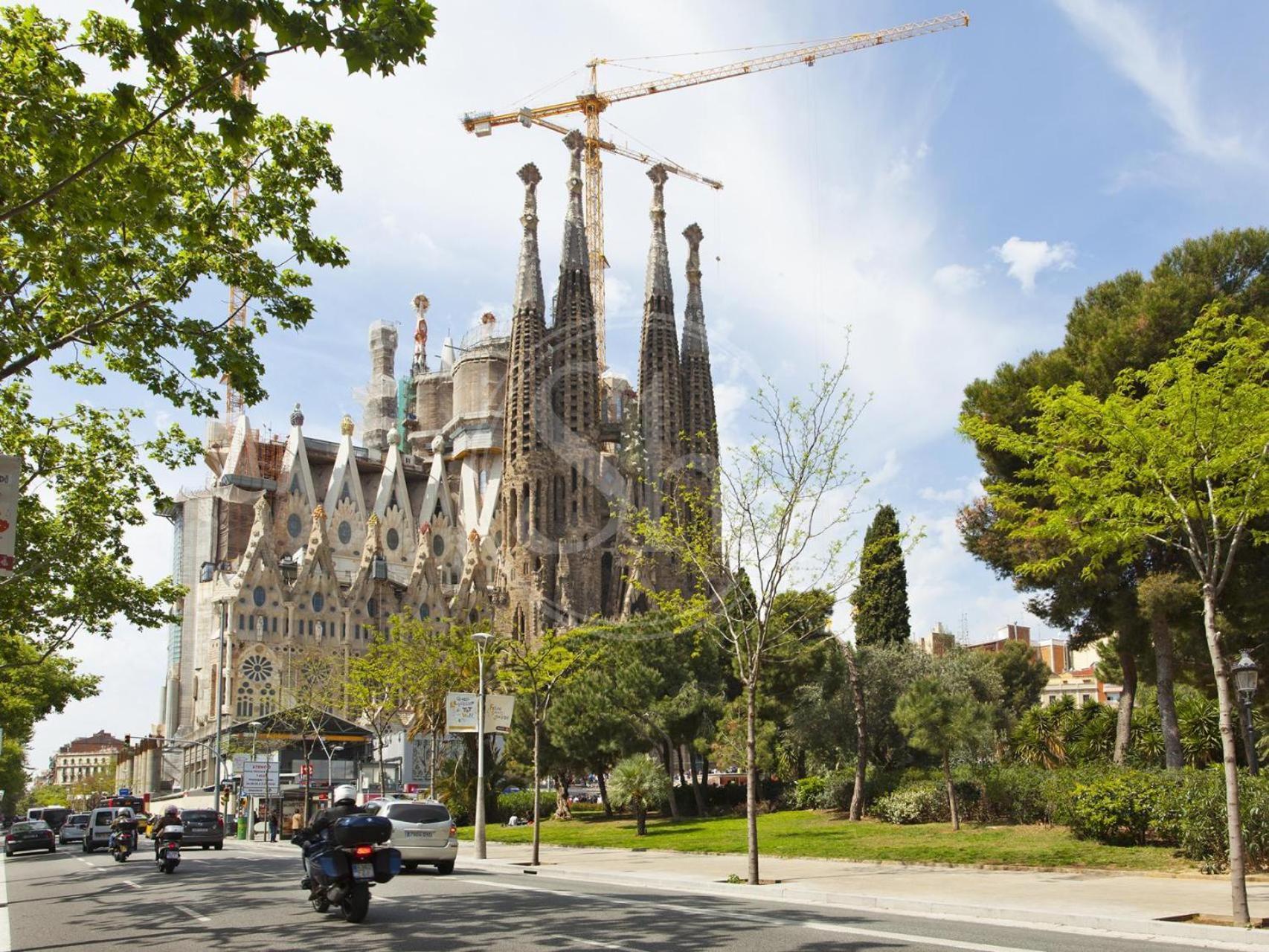 Al Lado De Sagrada Familia *