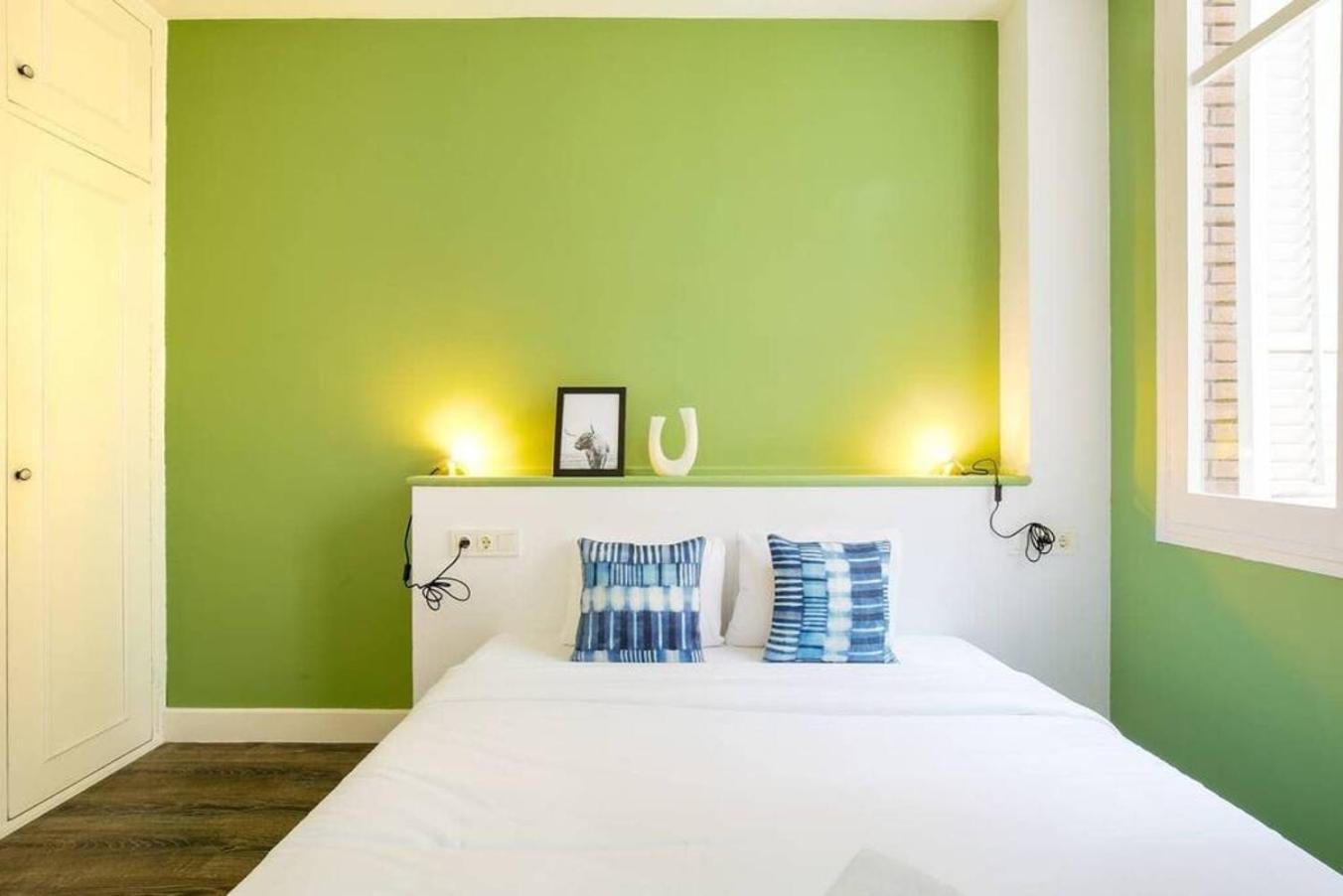 Colorful With Cozy Terrace In Gracia Apartment