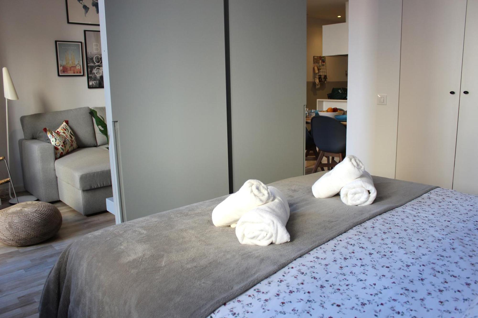 Apartment Piso Nuevo Al Lado De La Sagrada Familia. *