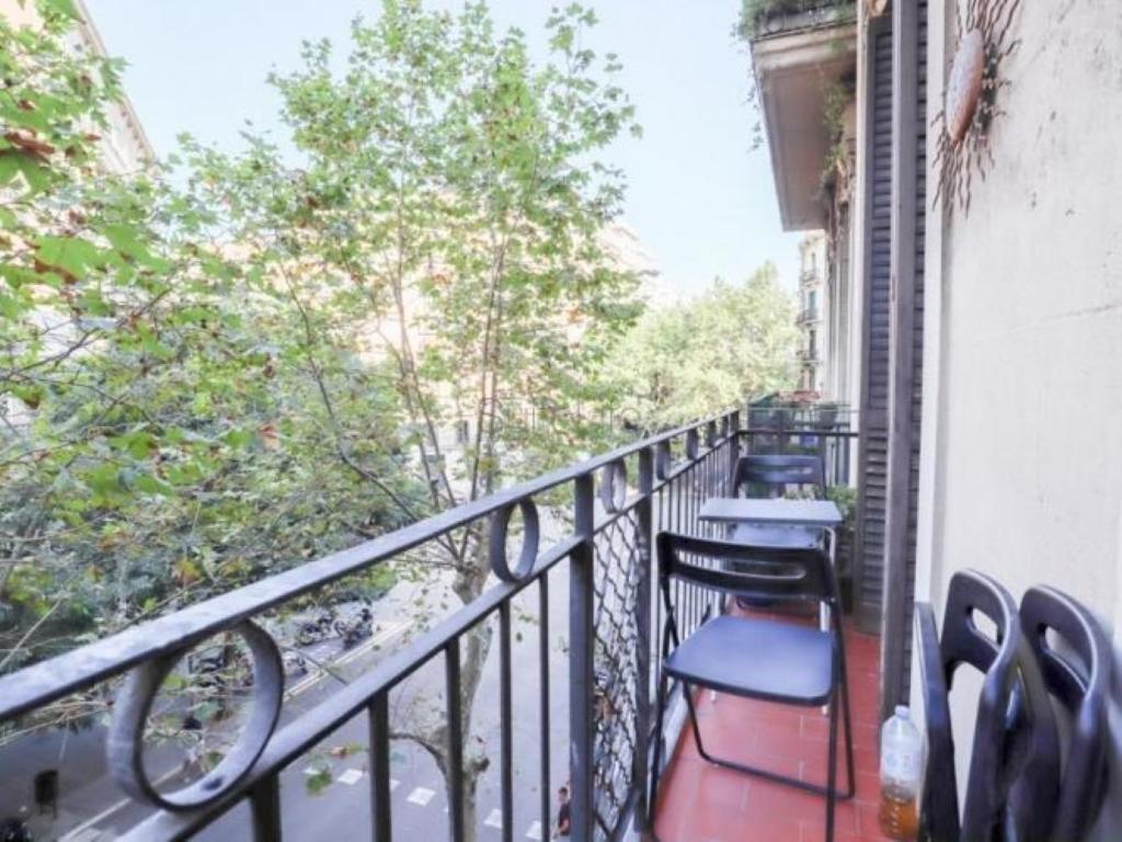 Appartement Spacious Aptmt Close To Pl Universidad And Pl Catalunya, 2,5 Bedrooms, Balcony, Heating, Elevator Min 31 Nights