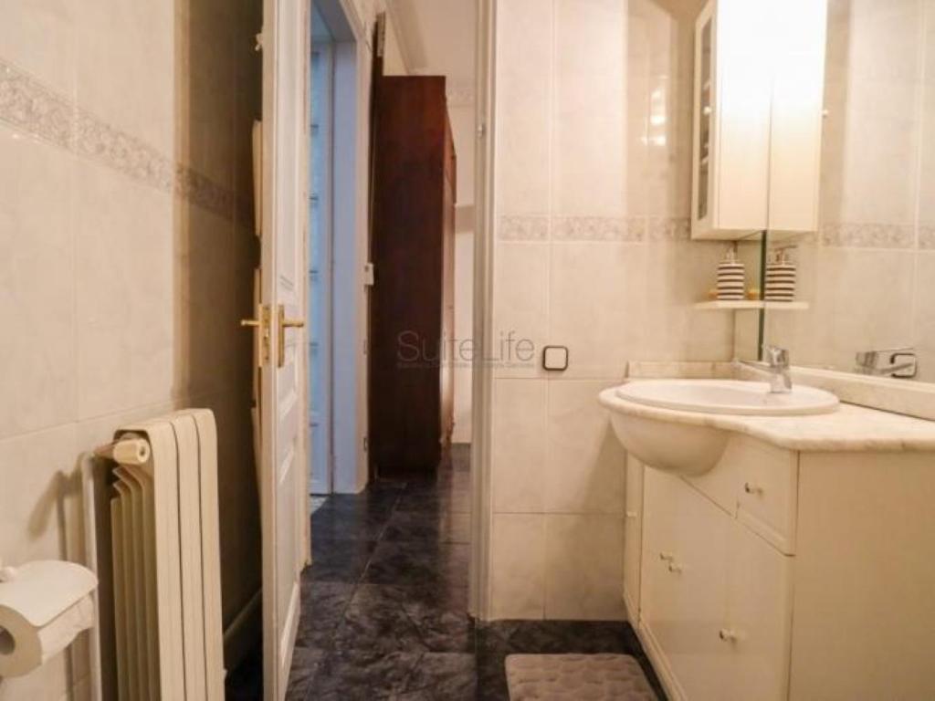 Appartement Spacious Aptmt Close To Pl Universidad And Pl Catalunya, 2,5 Bedrooms, Balcony, Heating, Elevator Min 31 Nights *