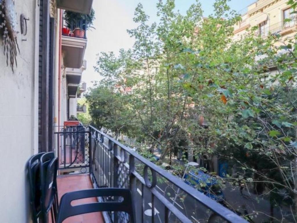 Spacious Aptmt Close To Pl Universidad And Pl Catalunya, 2,5 Bedrooms, Balcony, Heating, Elevator Min 31 Nights Barcelone