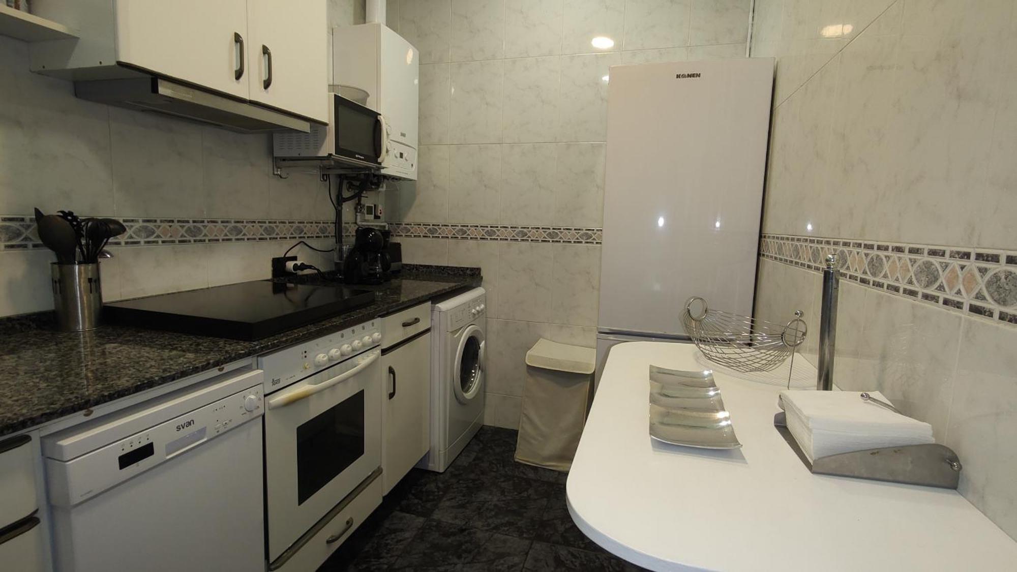 Appartement Spacious Aptmt Close To Pl Universidad And Pl Catalunya, 2,5 Bedrooms, Balcony, Heating, Elevator Min 31 Nights