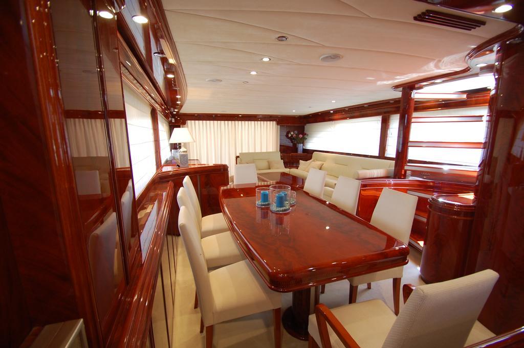 Motor Yacht Dandy Botel Barcelona