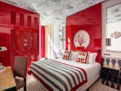 Mate Anna, Hotel Barcelone