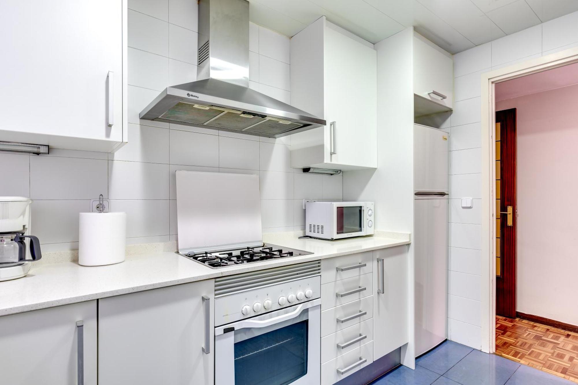 Spacious 4 Bedroom Fira Bcn & Camp Nou Appartement *