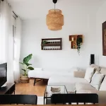 Sunny And Modern Apartment Ideal For Groups