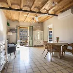 41Cob1019- Charming Rustic Apartment