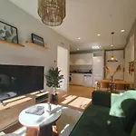 Mr Luxury Born 1Br Apartment With Balcony