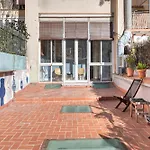 Sunny Central Apartment With A 100M2 City Oasis
