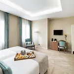 Lamaro Hotel