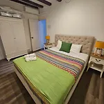 Family Flat Near Ramblas Bcn 5 Rooms