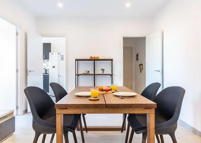 3Br - 2Bh Sunny And Spacious Apartment 10 Min Walk From Beach