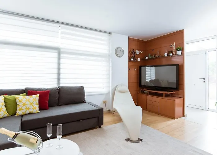 Two Bedroom Townhouse Within 10Min Walk From Beach