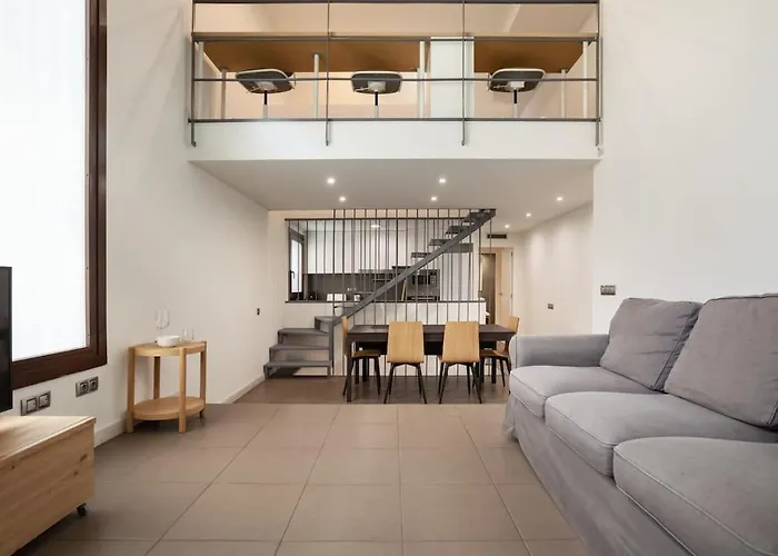 Modern And Bright 4Bd Triplex In Paralel!
