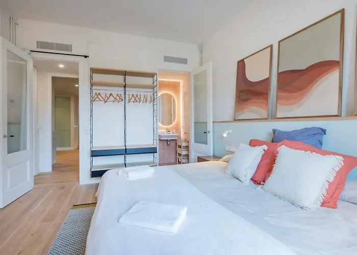 Amazing 5 Bd 5 Bathroom Next To Plaza Catalunya