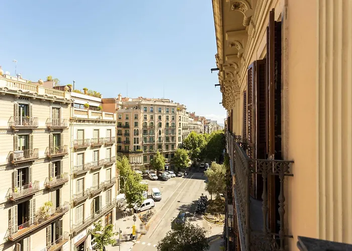 Spacious Stylish 4-Bedroom Modernist Apartment