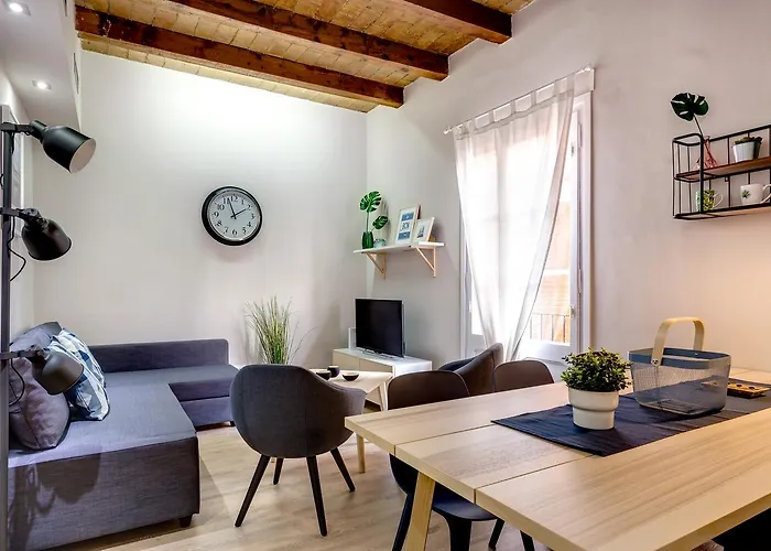 Renovated & Classic 3-Bedroom Sagrada Familia Apt.