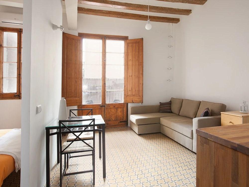 Borrell - Near Ramblas Apartment *