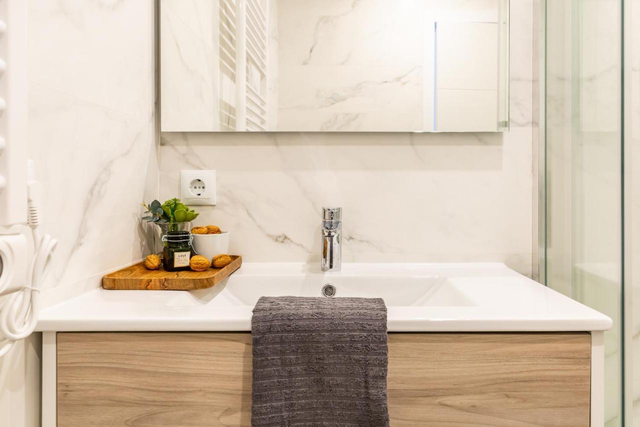 3Br - 2Bh Sunny And Spacious Apartment 10 Min Walk From Beach Appartement Barcelona