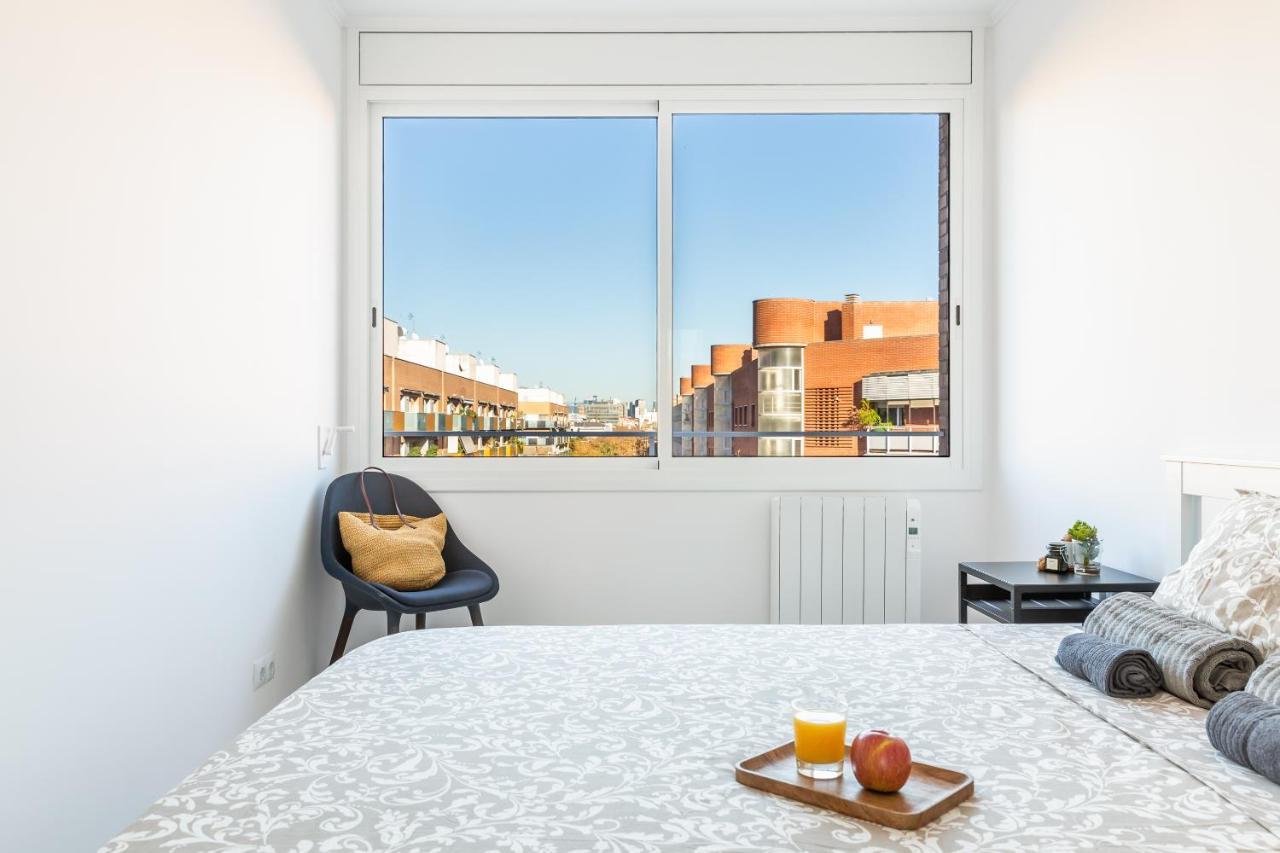 3Br - 2Bh Sunny And Spacious Apartment 10 Min Walk From Beach Appartement Barcelona
