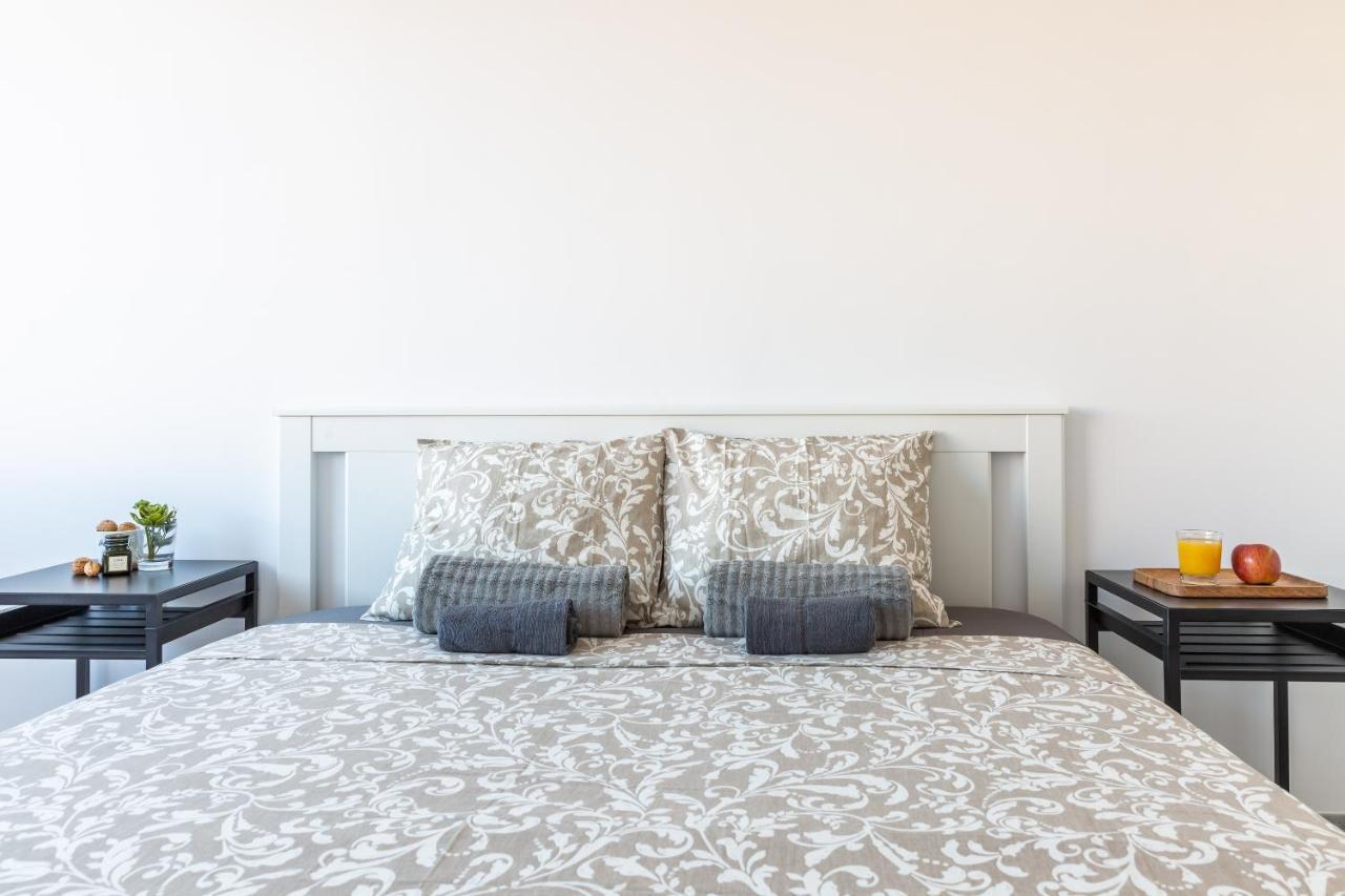 3Br - 2Bh Sunny And Spacious Apartment 10 Min Walk From Beach