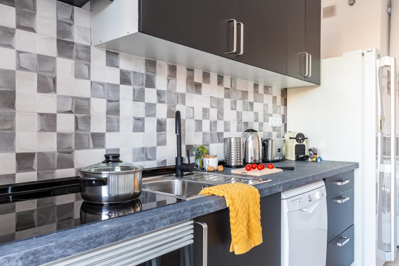 3Br - 2Bh Sunny And Spacious Apartment 10 Min Walk From Beach Appartement Barcelona