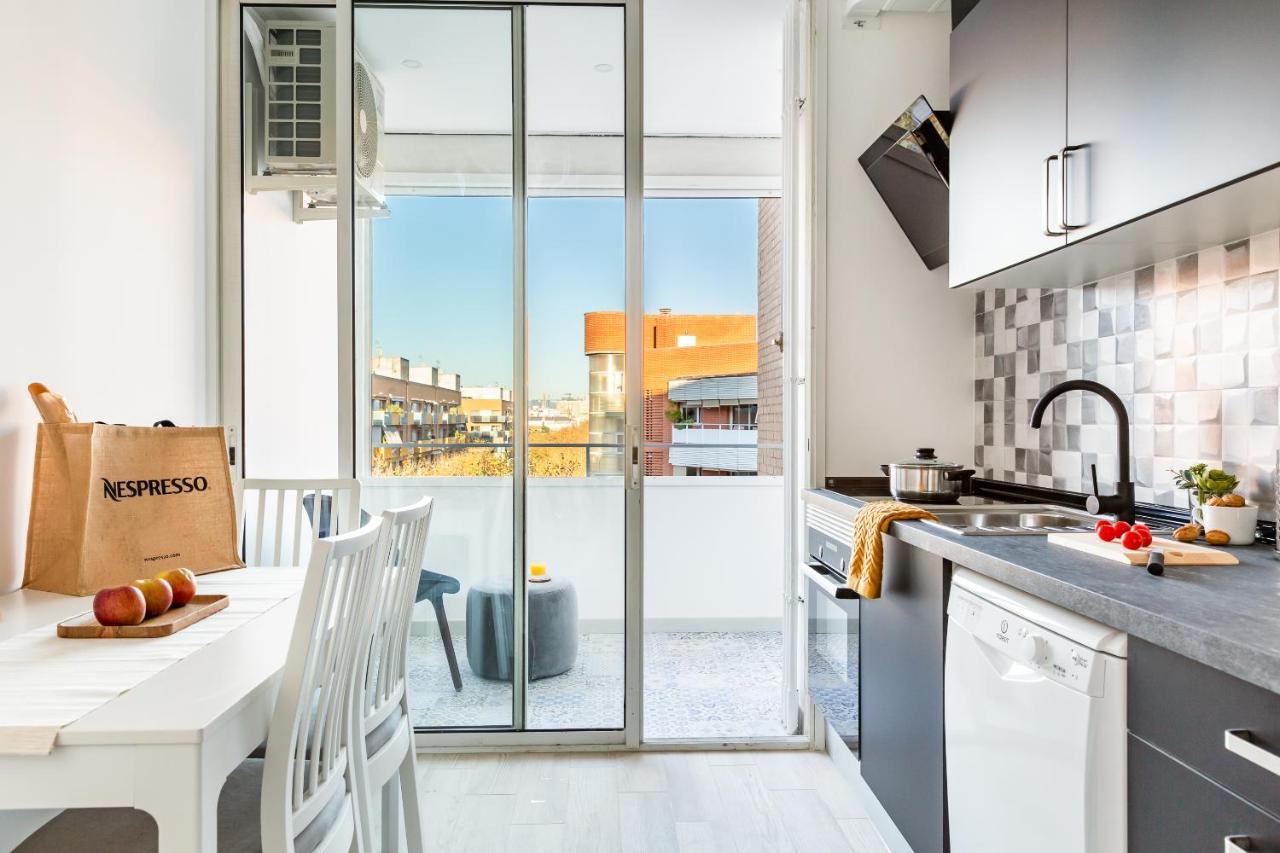 3Br - 2Bh Sunny And Spacious Apartment 10 Min Walk From Beach Barcelona