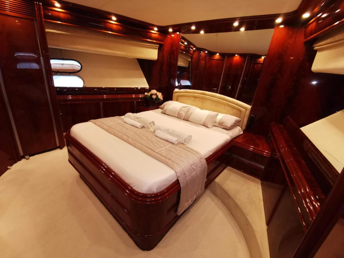 Botel Rent Luxury Motor Yacht